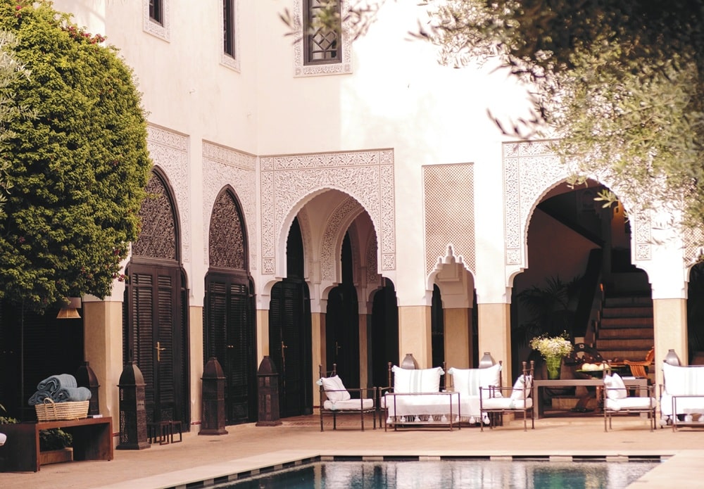 Cour intérieure d'un riad marocain avec fontaine et zellige